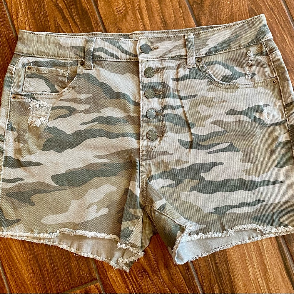 Green and Tan Camouflage Shorts Relaxed Fit